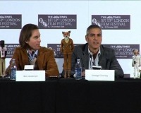 Wes Anderson y George Clooney contestan preguntas junto a una estatuilla del "Fantastic Mr Fox"
